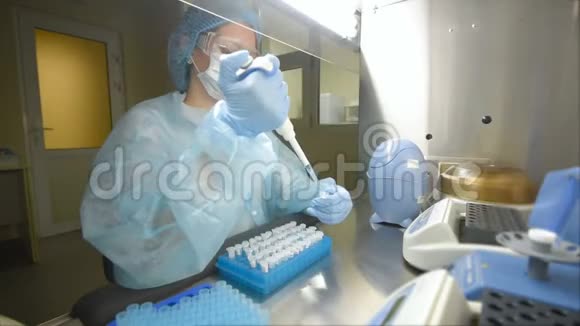 一位手里拿着配药器的实验室科学家进行经验或分析视频的预览图
