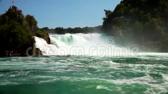 瑞士莱茵瀑布欧洲最大的瀑布之一视频的预览图