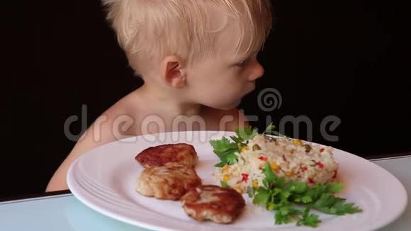 一个小男孩在咖啡馆里吃食物特写视频的预览图