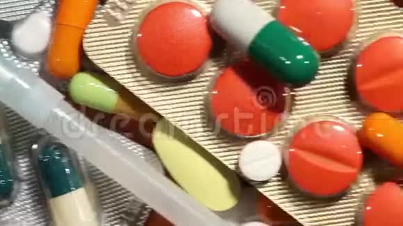 一大堆药物药片和药物放在桌子上视频的预览图