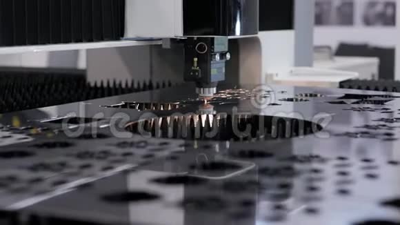 数控加工及切割金属激光机自动化生产视频的预览图