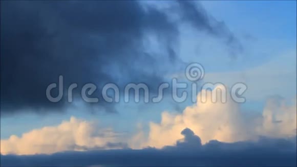 蓝天上的暴风云视频的预览图