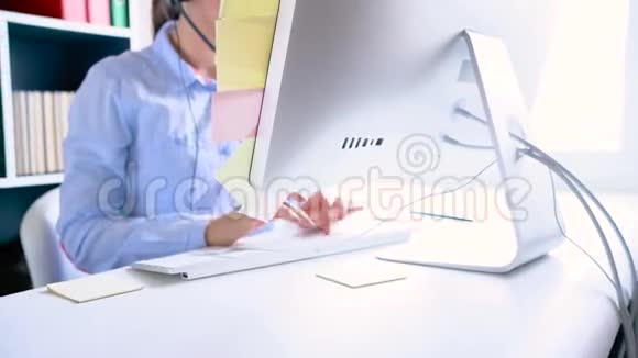 在呼叫中心工作的妇女的特写视频的预览图