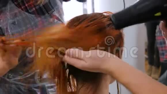 专业理发师烘干客户头发视频的预览图