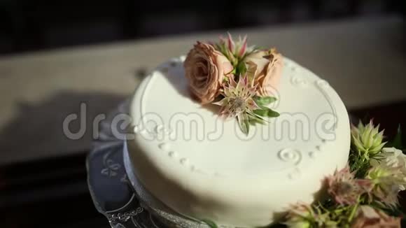 带花的婚礼蛋糕海上婚礼视频的预览图
