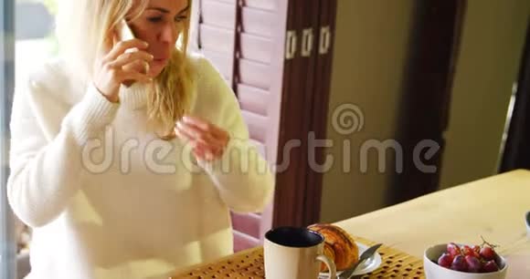 女人边喝咖啡边打手机4k视频的预览图