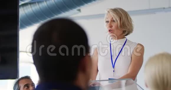 在商务会议上向听众讲话的女演讲者视频的预览图