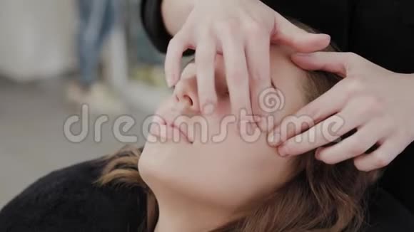在美容院做面部按摩的年轻女孩视频的预览图