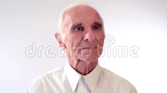 老人的肖像视频的预览图
