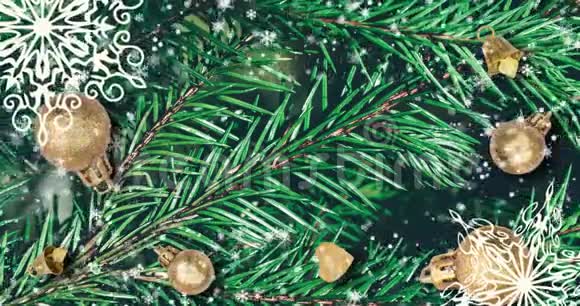 圣诞节背景有杉枝雪花和金球俯视新年纹理视频的预览图