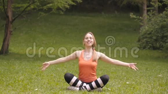 年轻女孩在公园锻炼视频的预览图
