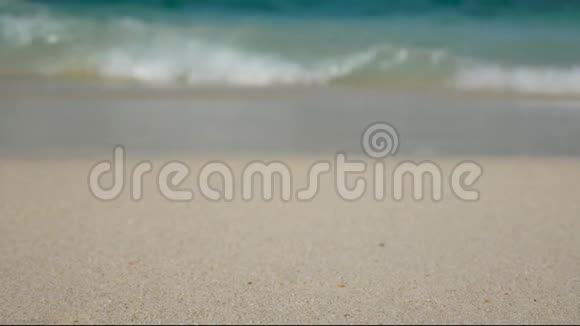 4K海浪柔和白色沙滩上有清澈的海水有复制空间以夏日海滨为度假背景视频的预览图