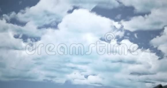 天空和云层背景下的碎片岩石视频的预览图