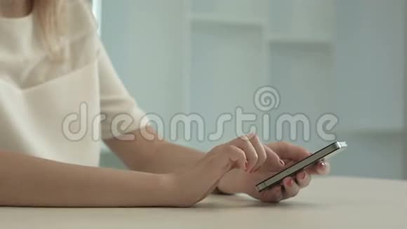 年轻女子在手机上写短信视频的预览图