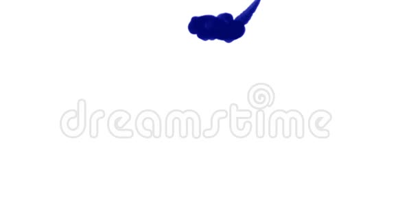 白色背景上的深蓝色墨水流自上而下溶解在水中侧视图阿尔法通道是视频的预览图