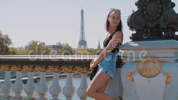 巴黎塞纳河畔的年轻女子视频的预览图