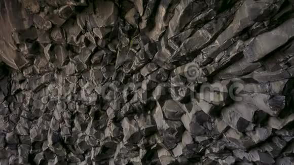 冰岛维克附近雷尼斯法哈拉海滩的玄武岩洞穴视频的预览图