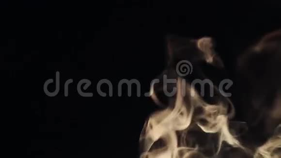 黑色背景上美丽的一缕烟雾暖色调慢动作视频的预览图