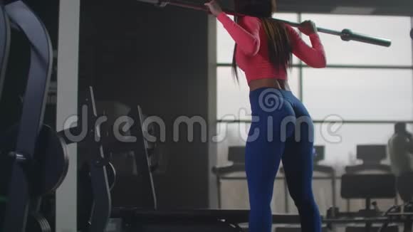 在健身房锻炼臀部肌肉视频的预览图