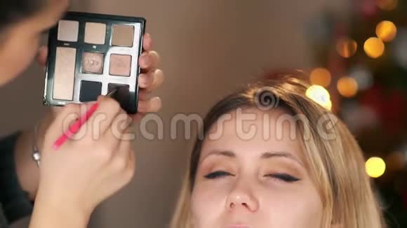 化妆师女性时尚模特应用眼影用刷子视频的预览图