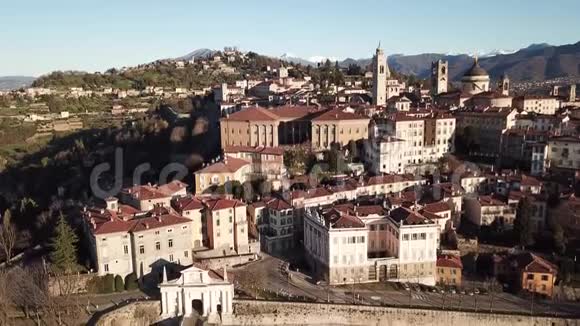 伯加莫的无人机鸟瞰老城区圣贾科莫老门景观和历史建筑视频的预览图