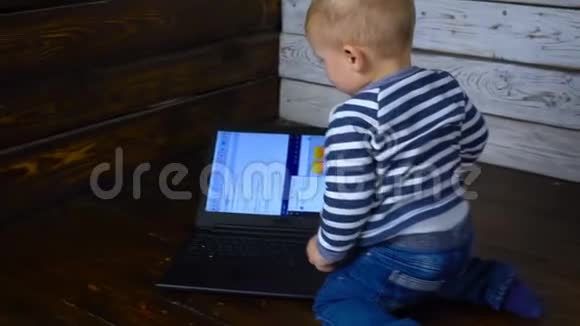 有笔记本电脑的商务宝宝商务视频的预览图