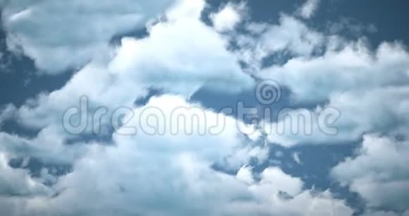 在暴风雨的天空和云的背景下视频的预览图