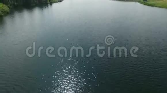 乡村一个大湖的空中录像视频的预览图