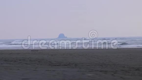 海浪拍打在海滩上视频的预览图