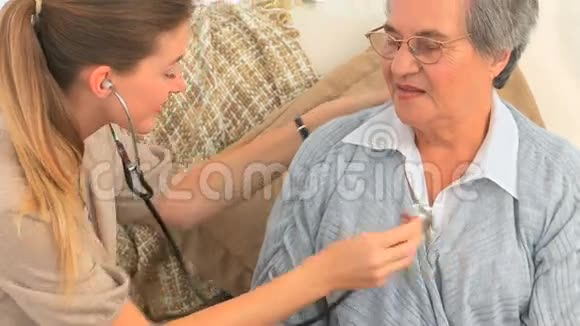 护士测量她成熟病人的心跳视频的预览图