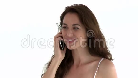可爱的西班牙裔女人打电话视频的预览图