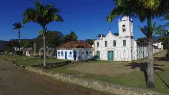 鸟瞰教堂美丽的葡萄牙殖民地典型城镇帕拉蒂在里约热内卢州巴西视频的预览图