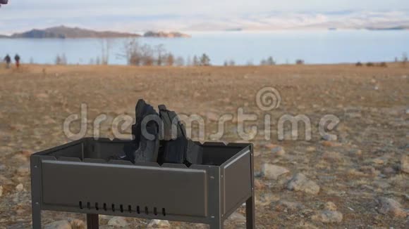 烧烤矗立在湖岸视频的预览图