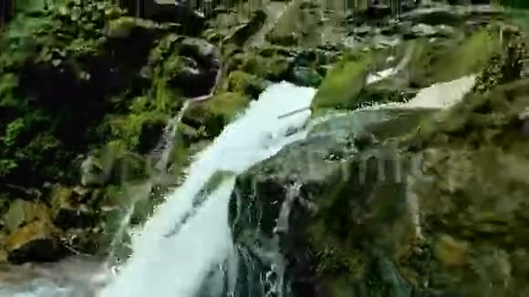 瀑布溅落在山林中的石头上视频的预览图