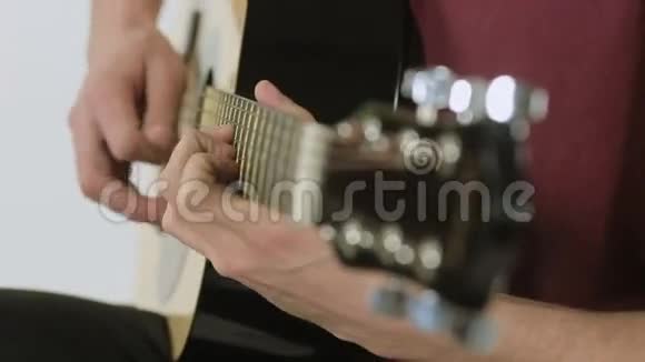 一位吉他手在演播室演奏的特写镜头视频的预览图