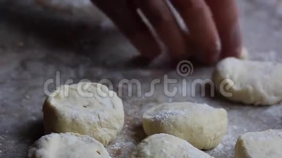乌克兰饺子的制作过程视频的预览图