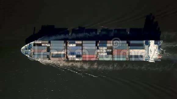 集装箱船在海上航行视频的预览图