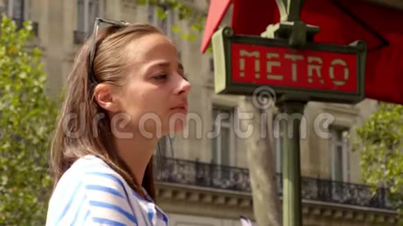 巴黎的年轻法国女人视频的预览图