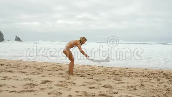 在海滩穿比基尼的性感女孩在海洋度过暑假视频的预览图