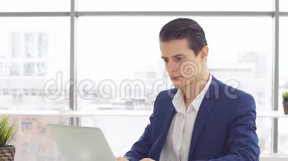 年轻商人在办公室工作笔记本电脑视频的预览图