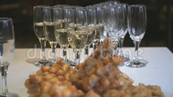 宴会桌上放着香槟的酒杯特写视频的预览图