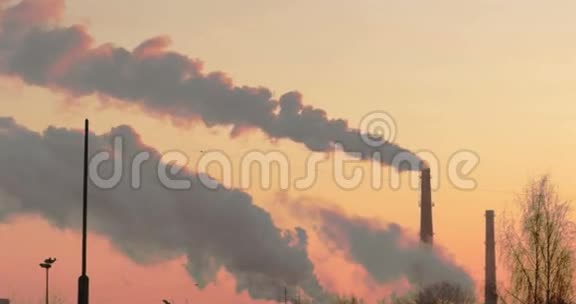 从灰色的天空和云层上的工厂烟囱冒出的烟视频的预览图