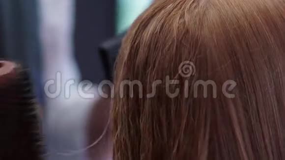 梳子由头发携带头发由吹风机干燥慢动作视频的预览图