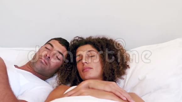 可爱的家人睡在床上视频的预览图