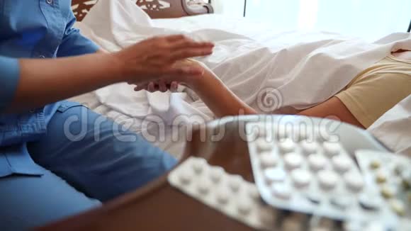 护士在他的卧室里帮助病人4k慢动作视频的预览图