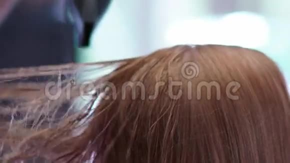 梳子由头发携带头发由吹风机干燥慢动作视频的预览图