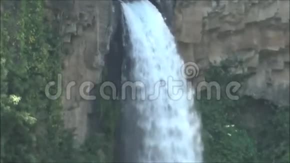 智利河流和瀑布的鸟瞰图视频的预览图