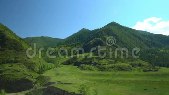 观山峡和绿色高原山地景观视频的预览图