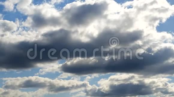 蓝天上的云彩视频的预览图