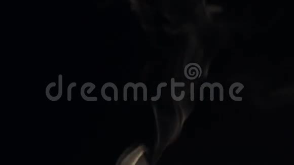 黑色背景上美丽的一缕烟雾暖色调慢动作视频的预览图